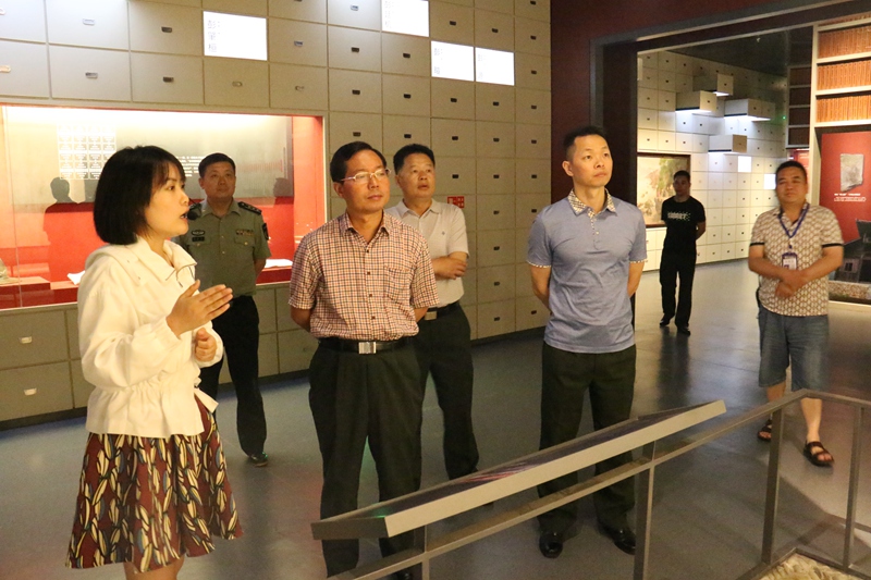 2016年6月20日省军区领导一行参观博物馆